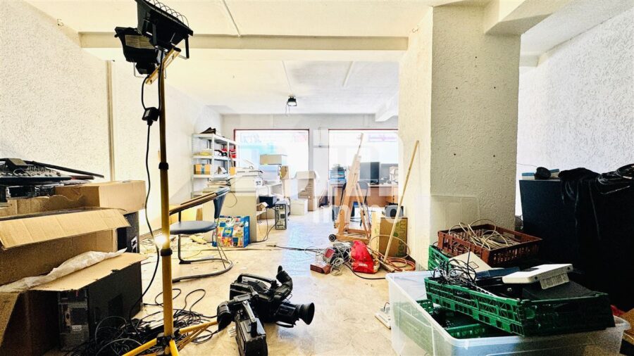 Vollvermietetes Wohn- und Gewerbeensemble: 3 Wohnungen + 2 Gewerbeeinheiten - EG Ladeneinheit recht / Hauptraum Lager